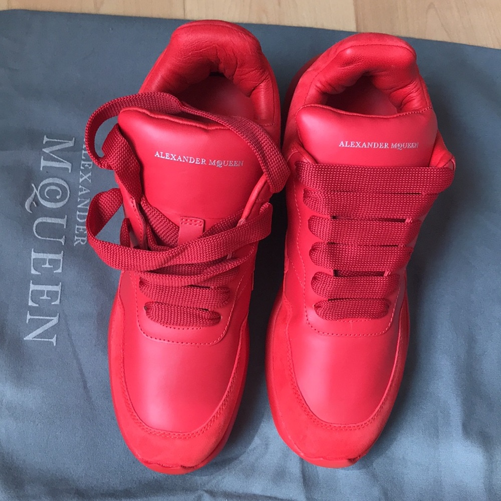 Alexander McQueen women’s red leather / suede runner sneaker 508291